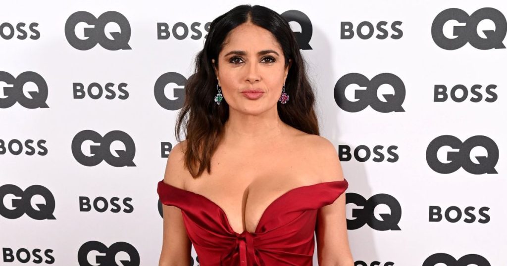 Salma Hayek Sans Maquillage Elle Prend La Pose En Bikini Sur Son